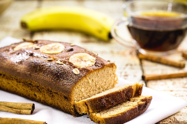 Zdjęcie domowy chleb bananowy w plasterkach granola i płatki owsiane wegański przepis bez jajek i mleka słodzonego cynamonem