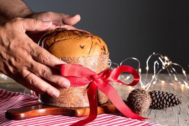 Domowy chleb nawet bożonarodzeniowy na rozmytym tle miejsca na kopię