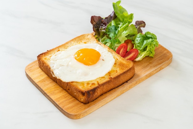 domowy chleb tostowy z serem i jajkiem sadzonym na wierzchu z sałatką warzywną na śniadanie