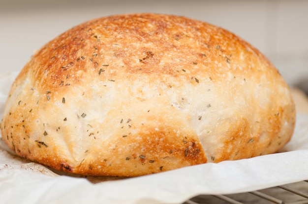 Zdjęcie domowy chleb z rozmarynem