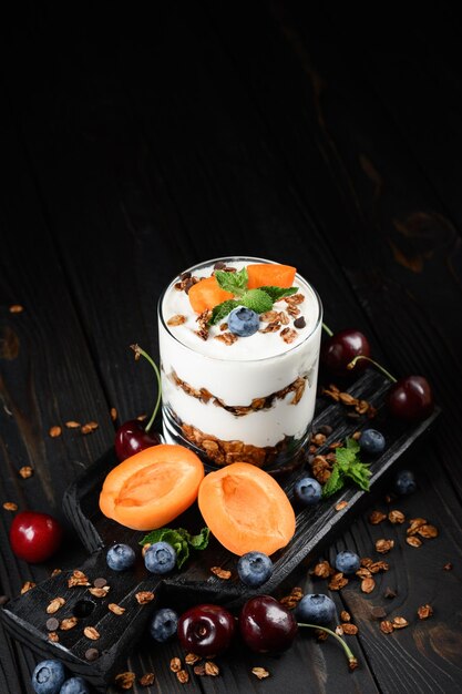 Domowy deser przekładany ze świeżą morelową jagodową serkiem wiśniowym lub jogurtową granola
