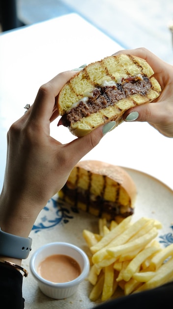 Zdjęcie domowy hamburger z świeżymi warzywami.