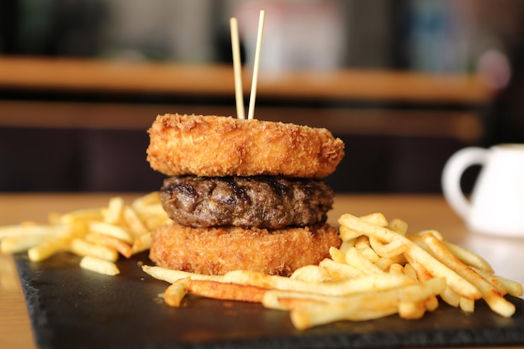 Zdjęcie domowy hamburger ze świeżymi warzywami