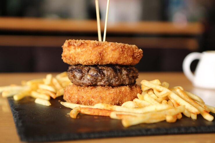 Zdjęcie domowy hamburger ze świeżymi warzywami