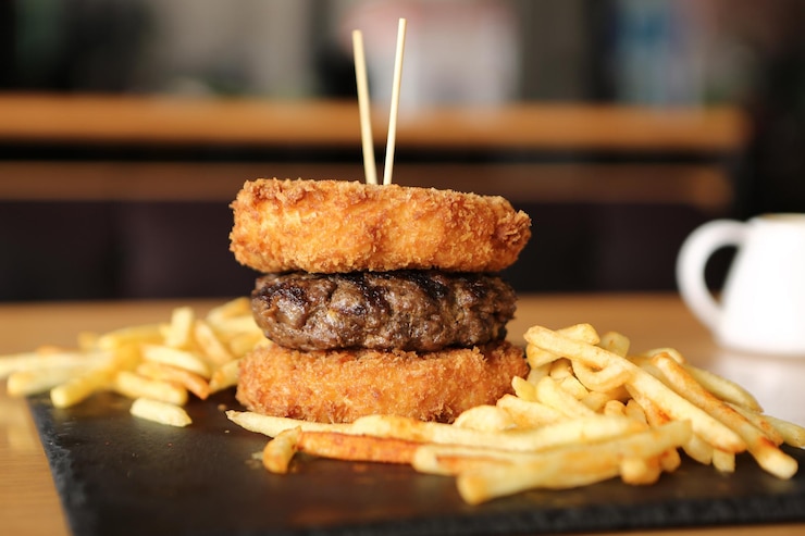 Zdjęcie domowy hamburger ze świeżymi warzywami