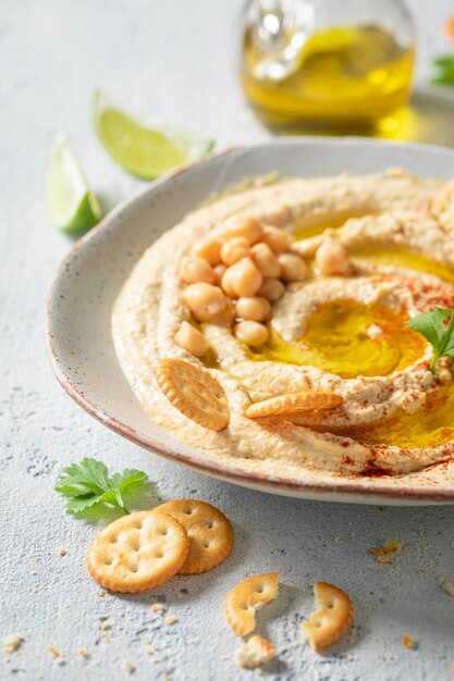 Domowy i wegański hummus jako szybka przekąska