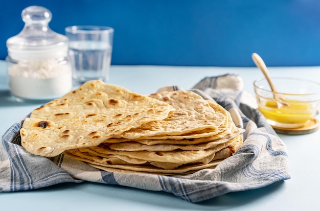 Domowy indyjski płaski chleb Chapati lub Roti z masłem z mąki ghee na wodzie