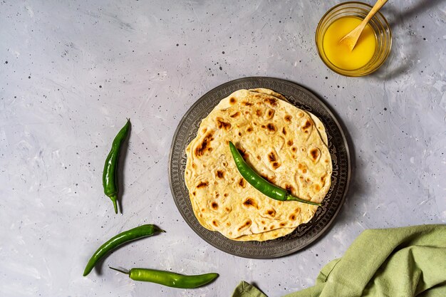 Zdjęcie domowy indyjski płaski chleb chapati lub roti z masłem z mąki ghee woda kopiowanie miejsca widok z góry