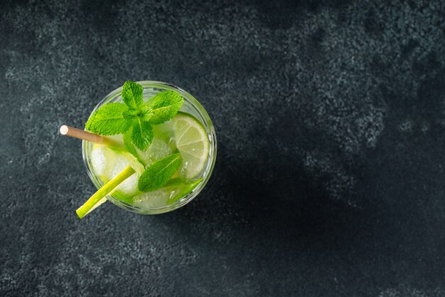 Domowy koktajl mojito z limonką