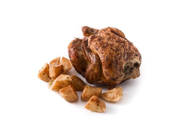 Domowy kurczak pieczony z ziemniakami na białym tle