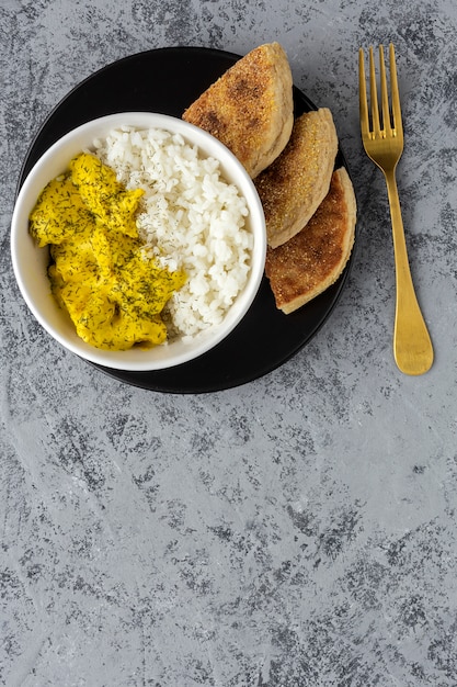 Domowy kurczak z curry i ryżem basmati