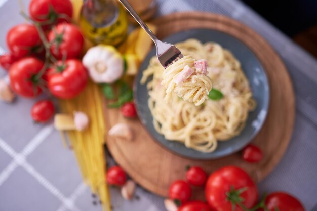 Domowy Makaron Carbonara Ze świeżą Bazylią I Parmezanem W Naczyniu Ceramicznym