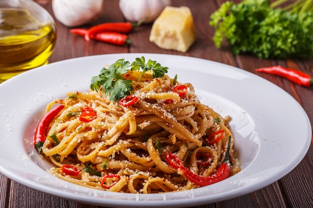 Domowy makaron linguine w sosie arrabbiata, podawany z parmezanem i natką pietruszki