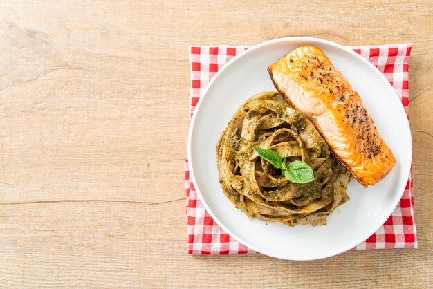 Domowy makaron spaghetti z pesto fettuccine z grillowanym filetem z łososia