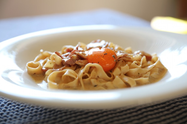 Domowy Makaron Z Białym Sosem, Spaghetti Carbonara, Włoskie Jedzenie