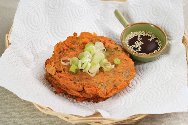 Domowy Naleśnik Kimchi (Kimchi Jeon) na Rattanowym Naturalnym Talerzu, Koreańskie Jedzenie