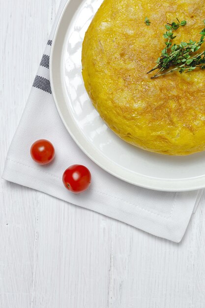 Domowy omlet hiszpański z ziemniakami i jajkiem. Tradycyjne hiszpańskie jedzenie