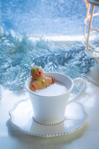 Domowy piernikowy ludzik w gorącej czekoladzie na Boże Narodzenie