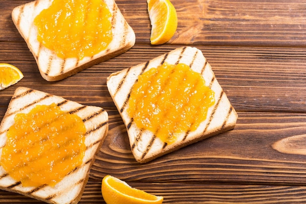 Domowy pomarańczowy toast na drewnianym stole Śniadanie owocowe