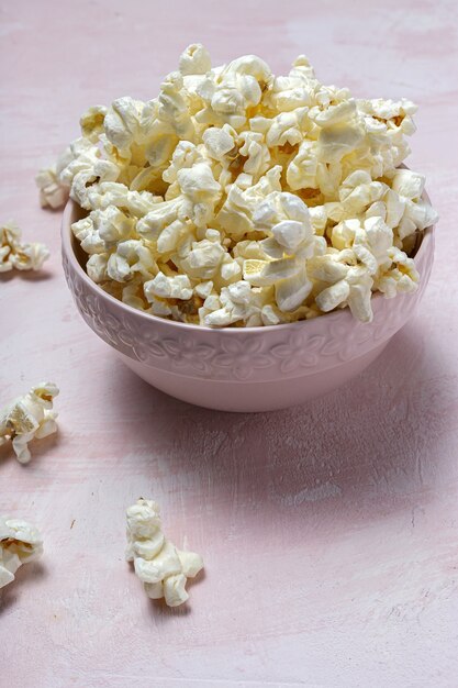 Domowy popcorn na kolorowym stole z wysokim kontrastem światła. Koncepcja przekąski