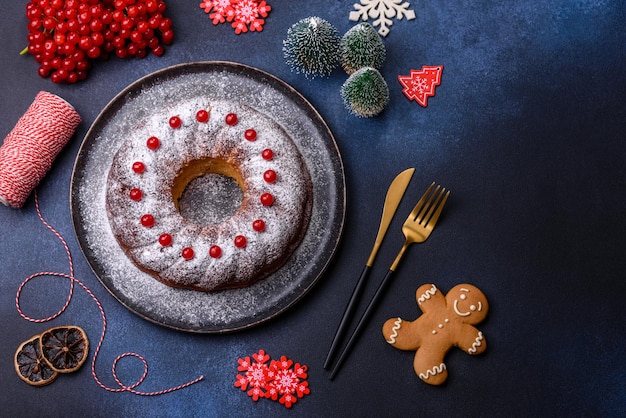 Domowy pyszny okrągły placek bożonarodzeniowy z czerwonymi jagodami na ceramicznym talerzu