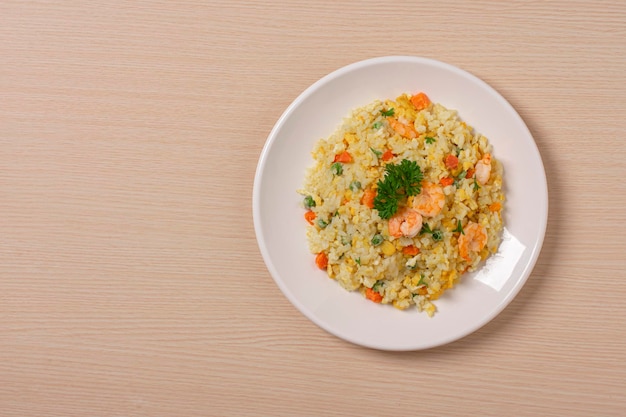 Zdjęcie domowy smażony ryż z mieszanką warzyw, jajkiem i krewetkami