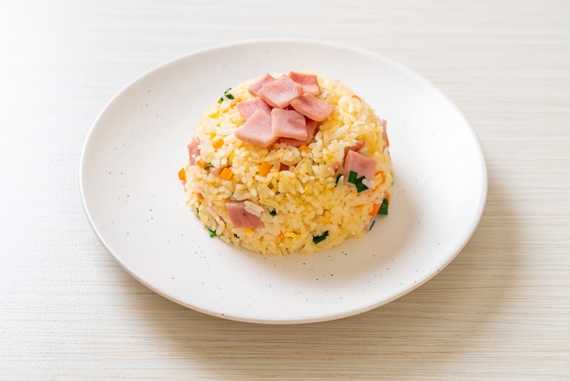 domowy smażony ryż z szynką na talerzu