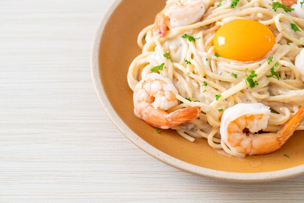 domowy sos do spaghetti z białą śmietaną z krewetkami i żółtkiem egg