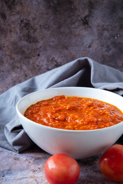 Domowy sos pomidorowy w białej misce