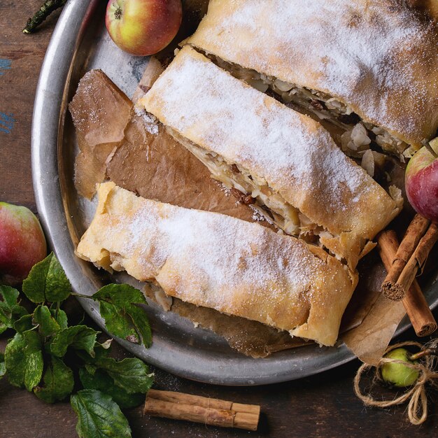 Zdjęcie domowy strudel jabłkowy