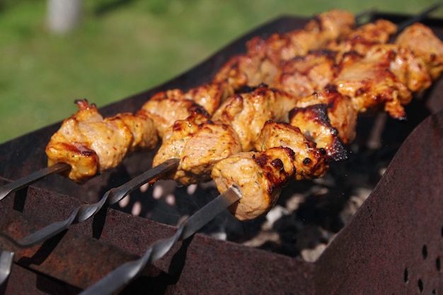 Zdjęcie domowy szaszłyk na otwartym ogniu szaszłyk smaży się na grillu