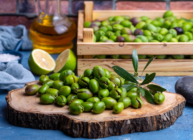 Domowy tłoczenie oliwek przygotowywanie świeżych zielonych oliwek są łamanie jeden po drugim tłoczenie Oliwek z kamieniem przygotowywanie marynkowane oliwki w stylu tureckim nazwa turecka kirma zeytin