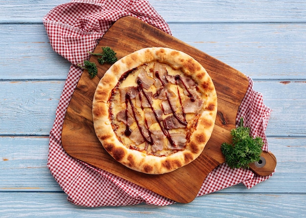 Domowy włoski BBQ Bacon Pizza kurczak z sosem na drewnianym blacie widok włoskiego fast foodu