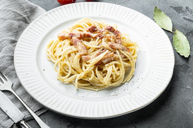 Domowy zestaw do makaronu Carbonara, na szarym kamieniu