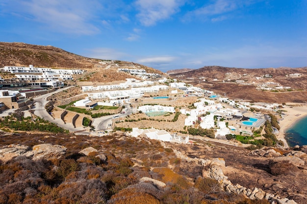 Domy hotelowe w pobliżu plaży Elia na wyspie Mykonos, Cyklady w Grecji