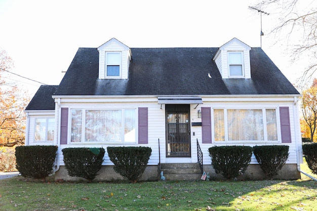 Zdjęcie domy i amerykańskie domy pokazujące stopy kredytów hipotecznych wpływają na domy na przedmieściach symbolizujące napięcie finansowe