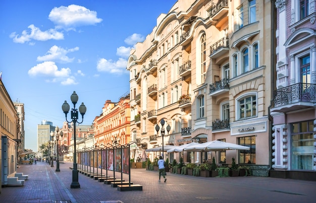 Domy i kawiarnie i latarnie na Arbacie w Moskwie w letni poranek