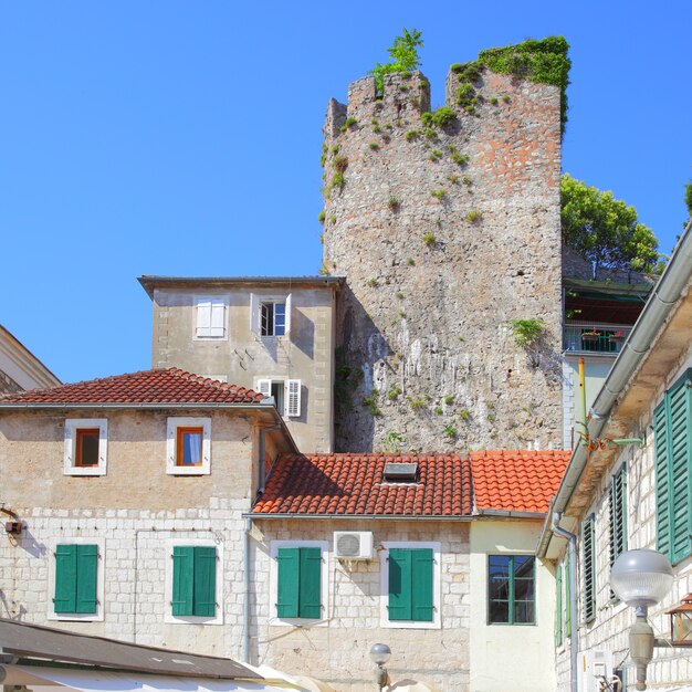 Domy i ruiny starego fortu w Herceg Novi, Czarnogóra