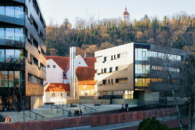 Domy mieszkalne z architekturą domu mieszkalnego z udogodnieniami na zewnątrz w mieście Graz w Austrii. Fasada nowoczesnego budynku w dzielnicy miasta w Styrii w Europie.