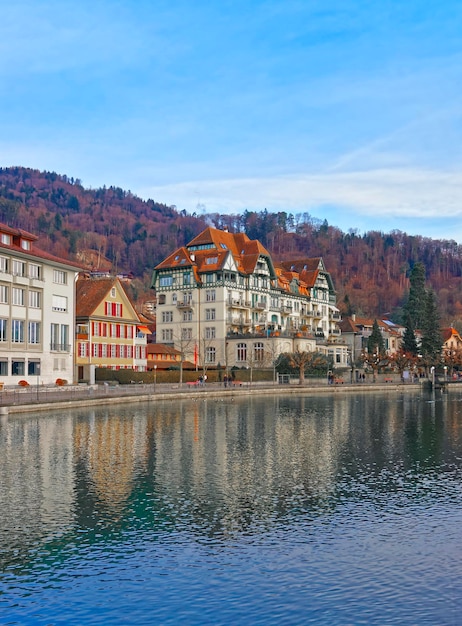 Domy Na Nabrzeżu Na Starym Mieście Thun W Szwajcarii. Thun To Miasto W Szwajcarskim Kantonie Berno. Znajduje Się Tam, Gdzie Rzeka Aare Wypływa Z Jeziora Thun.