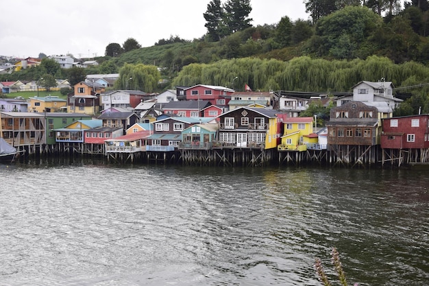 Domy na palach palafitos na wyspie Castro Chiloe Patagonia Chile