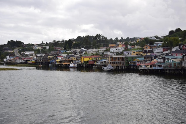 Domy na palach palafitos na wyspie Castro Chiloe Patagonia Chile