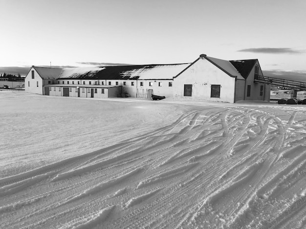 Zdjęcie domy na pokrytej śniegiem ziemi przeciwko niebu w mieście