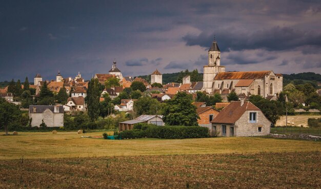 Zdjęcie domy na polu przez budynki na tle nieba