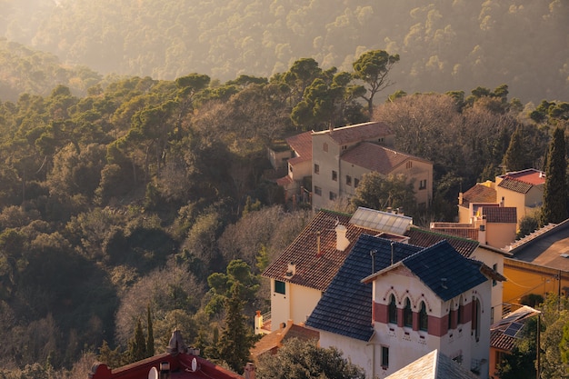 Domy na szczycie góry Tibidabo w paśmie górskim Collserola obok Barcelony, w Catalogne