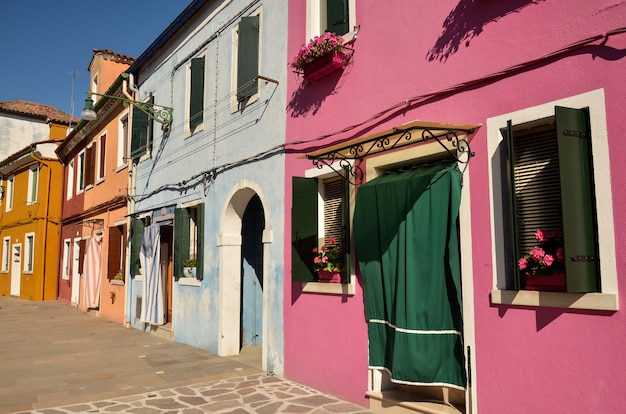 Domy Na Wyspie Burano, Wenecja, Włochy. Wyspa Jest Popularną Atrakcją Turystyczną Ze Względu Na Malowniczą Architekturę