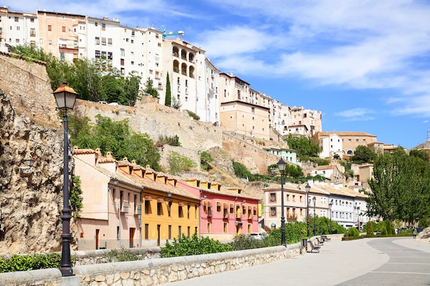 Domy na zboczu w Cuenca, Kastylia-La Mancha, Hiszpania.