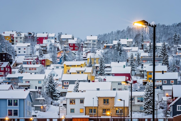 Domy na zboczu w Tromso zimą