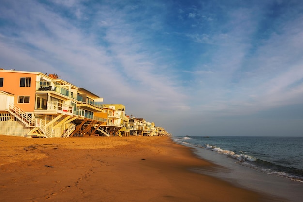 Domy nad oceanem na plaży Malibu w Kalifornii