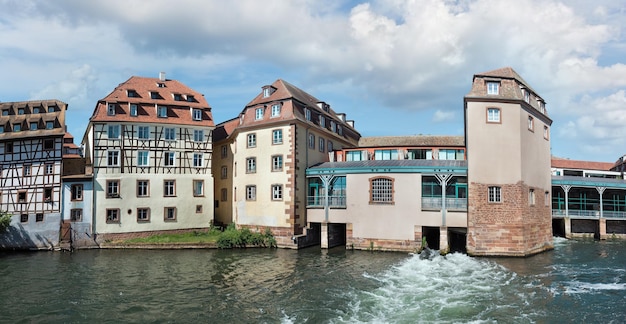 Domy nad rzeką w Strasburgu we Francji